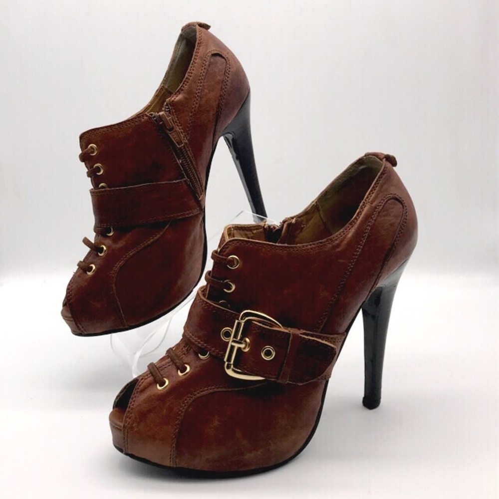 🌸N.Y.L.A.  Brown leather ankle boots w/buckle